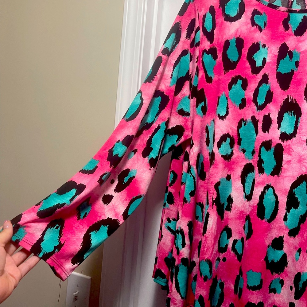 Long sleeve, lightweight boutique shirt. Size 26/28.